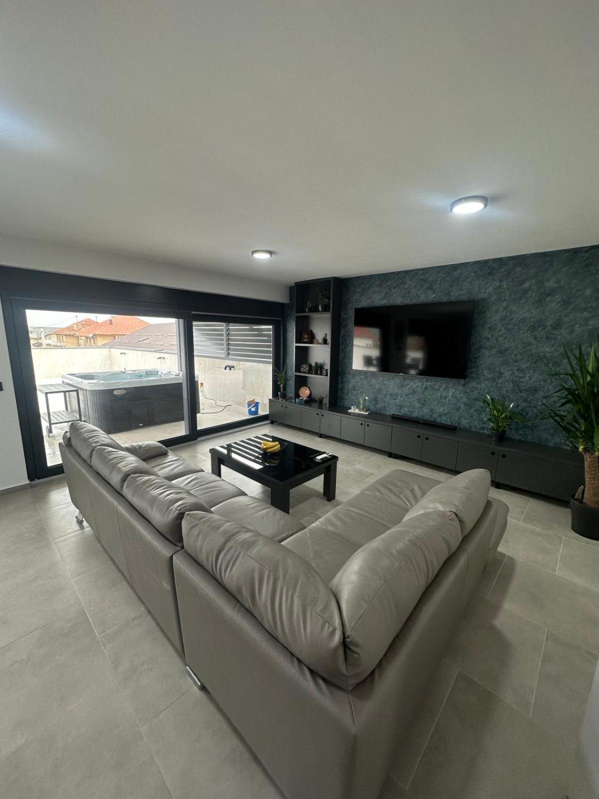 Blue Sky Apartment *